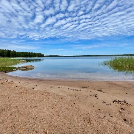 Mustikka - Modern Log On A Waterfront Estate Villa *