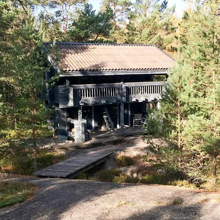 Mustikka - Modern Log On A Waterfront Estate