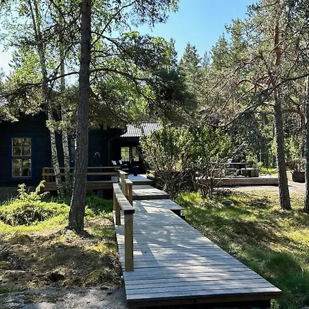 Mustikka - Modern Log On A Waterfront Estate Villa *