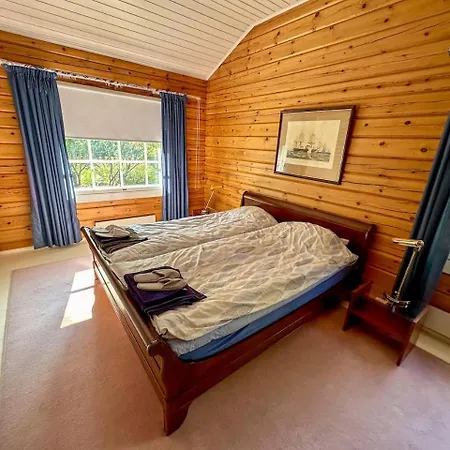 Mustikka - Modern Log On A Waterfront Estate Villa Långstrand