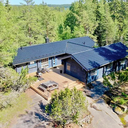 Mustikka - Modern Log On A Waterfront Estate Långstrand