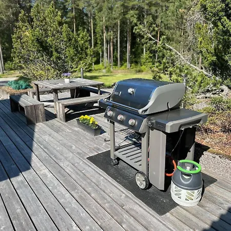 Mustikka - Modern Log On A Waterfront Estate